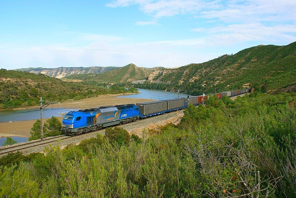 [CAT]: De la millor jornada ferroviària a la línia de Caspe, a la que no van faltar a la cita ni les privades ni els mercants de Renfe, amb alguna que altre sorpresa com el portacotxes de renting. El últim en passar va ser el paparer Silla -> El Espartal de Comsa amb la 335.002 al capdavant. [ES]: De la mejor jornada ferroviaria en la linea de Caspe, a la que no faltaron a la cita ni las privadas ni los mercantes de Renfe, con alguna sorpresa como el portacoches de renting. El último en pasar fue el papelero Silla -> El Espartal de Comsa con la 335.002 al frente.