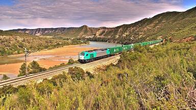 Una de les circulacions per completar el popular triplet de privades de la línia de Caspe, la 335 de ECR amb el Teco de Acotral Tarragona-Clasificación -> Madrid-Abroñigal en format HDR. Una de las circulaciones para completar el popular triplete de privadas de la linea de Caspe, la 335 de ECR con el Teco de Acotral Tarragona-Clasificación -> Madrid-Abroñigal en formato HDR.