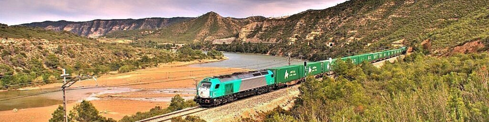 Una de les circulacions per completar el popular triplet de privades de la línia de Caspe, la 335 de ECR amb el Teco de Acotral Tarragona-Clasificación -> Madrid-Abroñigal en format HDR. Una de las circulaciones para completar el popular triplete de privadas de la linea de Caspe, la 335 de ECR con el Teco de Acotral Tarragona-Clasificación -> Madrid-Abroñigal en formato HDR.