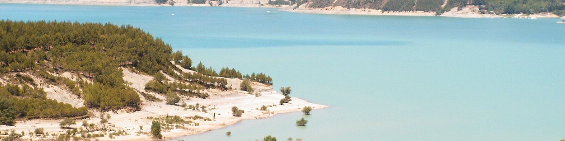 Vista del pantano de Yesa desde la localidad abandonada de Ruesta.