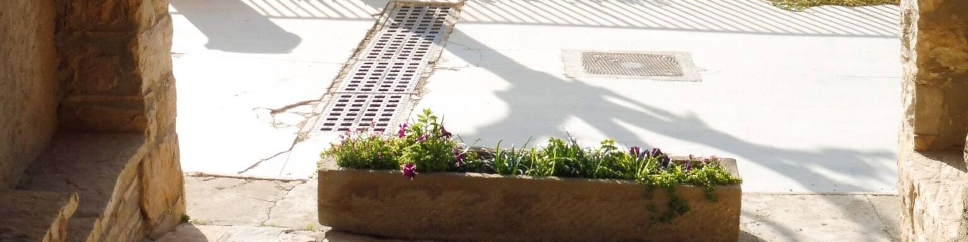 Portal de Vall (Montornès de Segarra) This is a photo of a building indexed in the Catalan heritage register as Bé Cultural d'Interès Local (BCIL) under the reference IPA-33135.