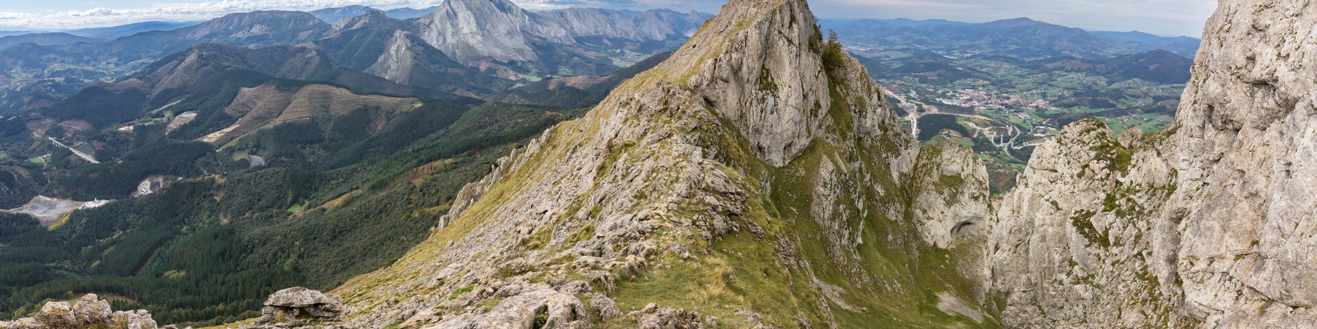 Pico montanhoso imponente com um vale abaixo.