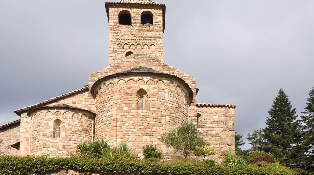 Une église historique en pierre, dotée d’un clocher et de fenêtres en arc.