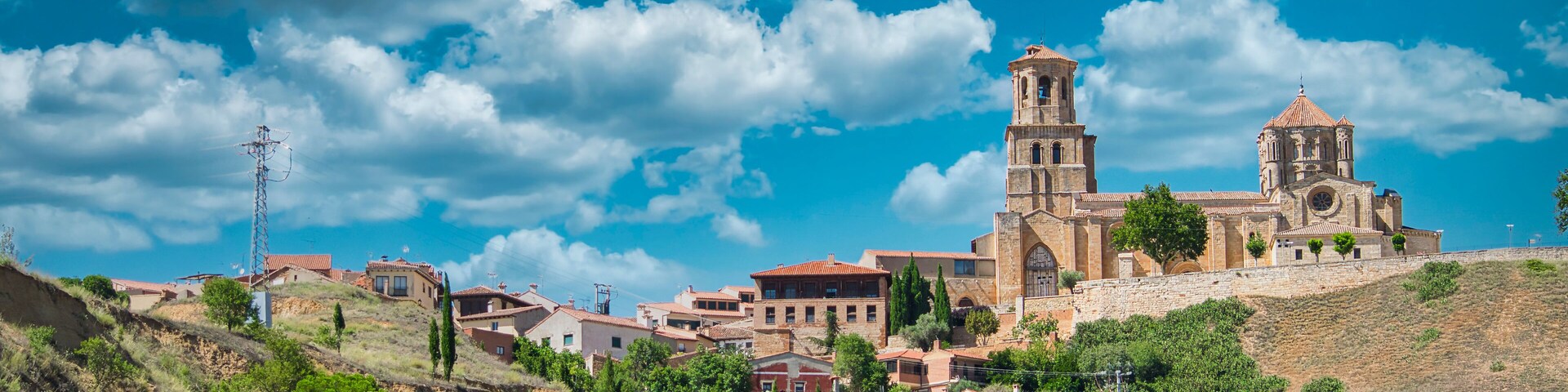 Vista alejada de la colegiata románica siglo XII de Santa María la mayor en la villa de Toro, España