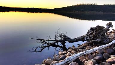 Beautiful sunset at the Rosal Reservoir near Peraleda de San Román #goldenhour #Waterlust