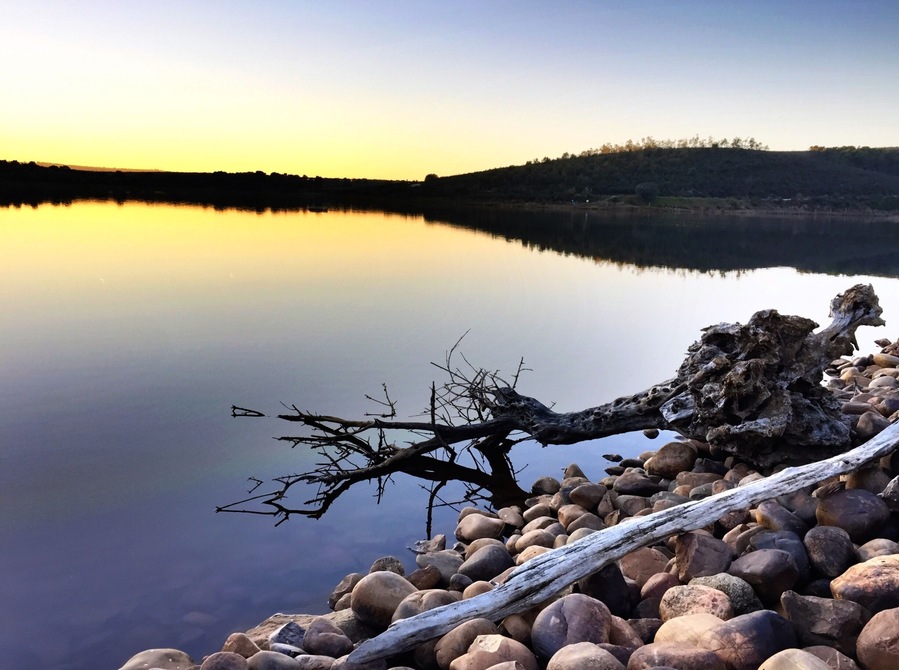 Beautiful sunset at the Rosal Reservoir near Peraleda de San Román #goldenhour #Waterlust