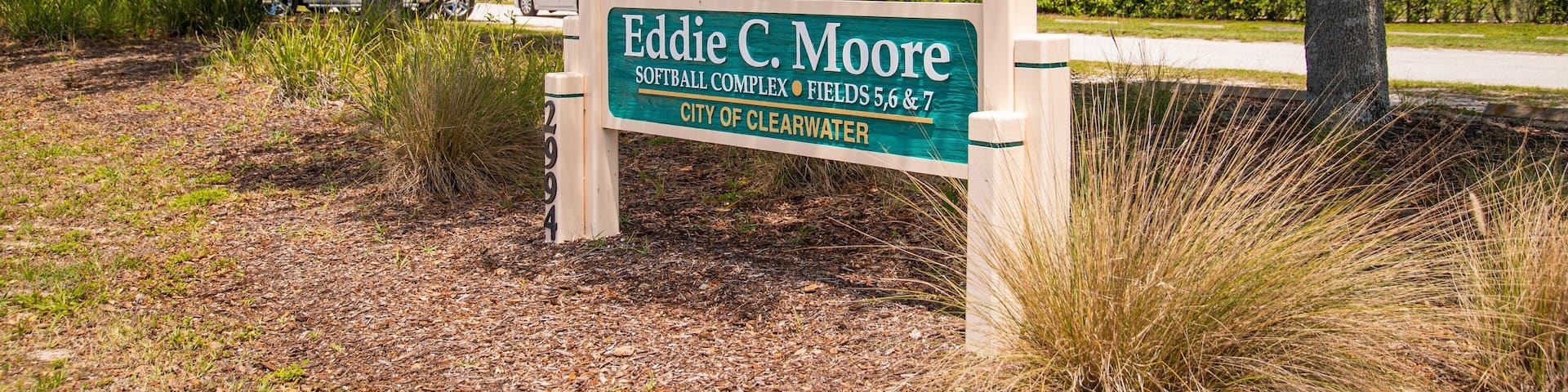 Un panneau indiquant l’emplacement du complexe de softball Eddie C. Moore à Clearwater.