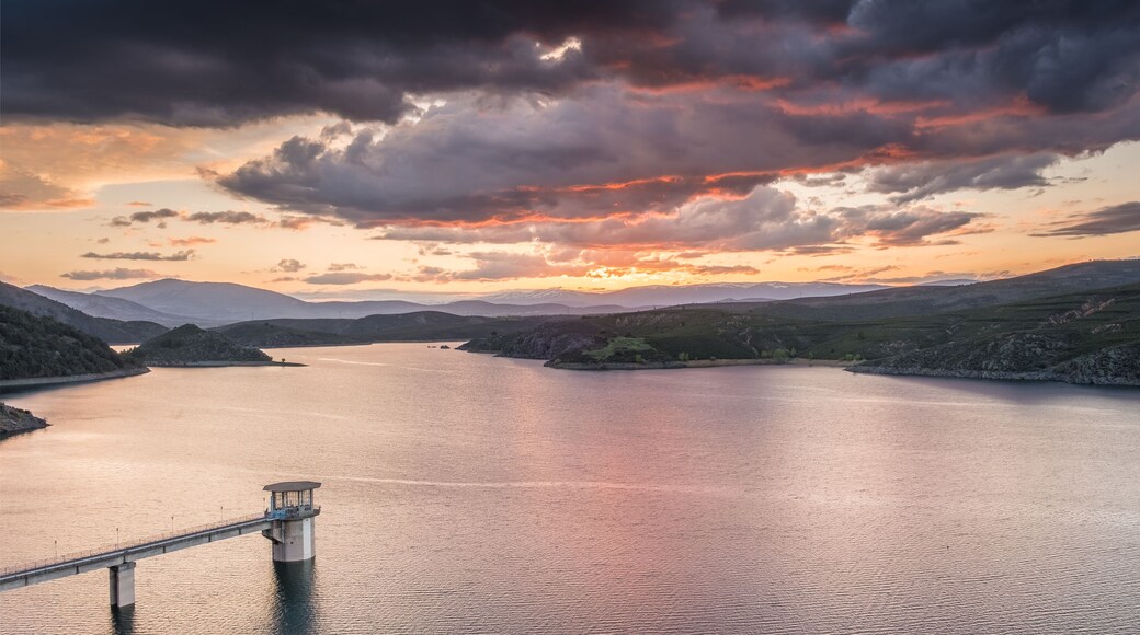 Cielo rosa sobre el Atazar