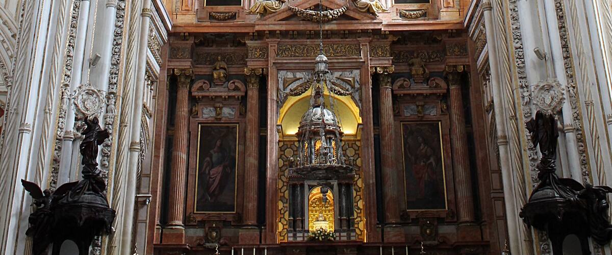 Nef de la Cathédrale au coeur de la Mezquita. Quand Charles Quint vit le résultat pour la première fois, il ne put s'empêcher de s'exclamer : "Vous avez détruit ce que l'on ne voit nulle part pour contruire ce que l'on voit partout". Il avait raison : malgré la beauté et la richesse de cette dernière, c'est la mosquée qui impressionne, plus que la cathédrale.