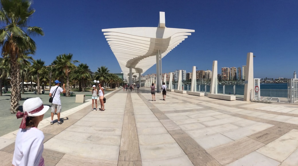 Panoramic photo of the paseo at Málaga harbourside