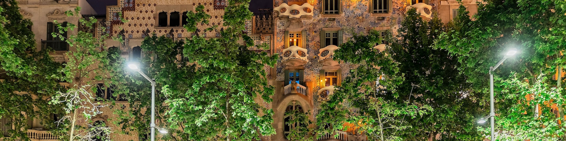 Un edificio histórico con arquitectura intrincada, que incluye balcones ornamentales y elementos decorativos.