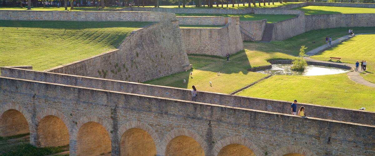 Ciudadela bevat een brug, een tuin en historisch erfgoed