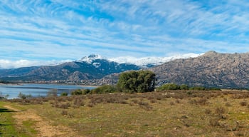 Un paisaje montañoso con un lago y un pueblo en el valle.