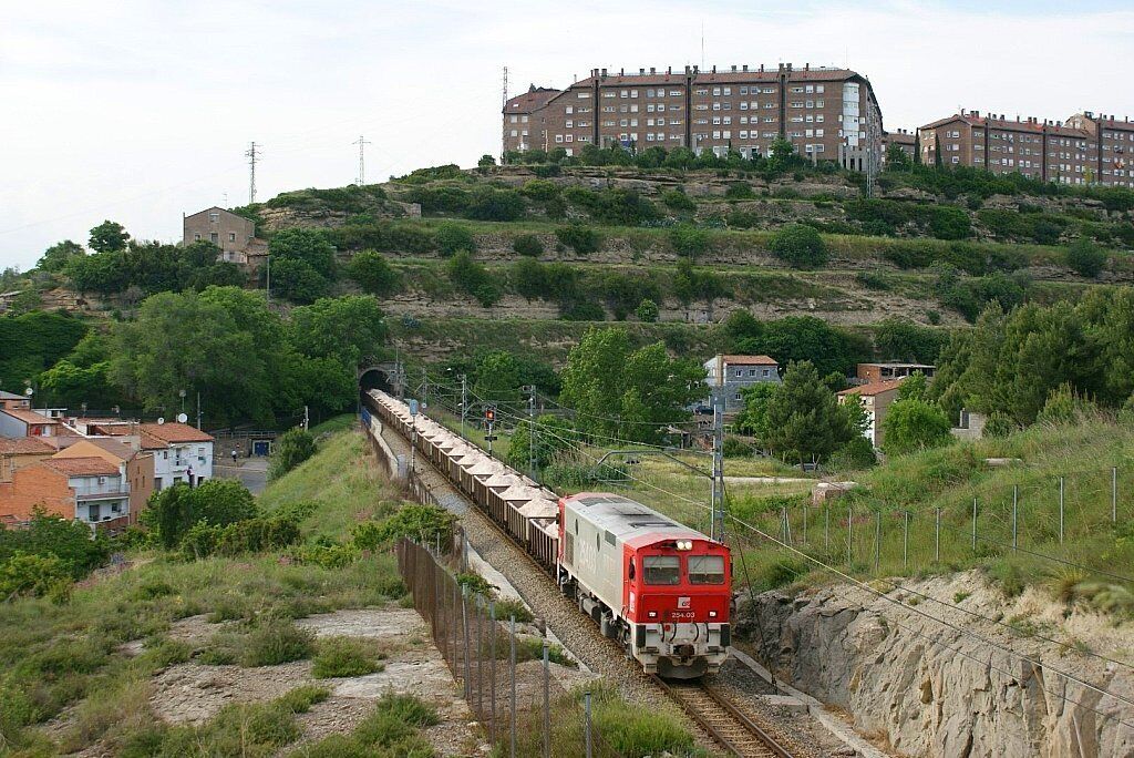 [CAT]: Feia molt de temps que pensava en aquest punt, però mai m'havia decidit a anar a investigar-lo, fins que no fa gaire temps vaig veure aquesta foto de Ferran i vaig decidir que valia la pena apropar-s'hi. Aquest es el resultat d'un curta espera, la 254.03 baixant amb el saler Súria-Iberpotash -> Manresa-Alta -> Martorell-Solvay al seu pas per el barri de Sant Pau, amb els blocs de pisos de la Balconada de Manresa de fons. [ES]: Hacía mucho tiempo que pensaba en este punto, pero nunca me había decidido a ir a investigarlo, hasta que no hace mucho tiempo vi esta foto de Ferran y decidí que valía la pena acercarse. Este es el resultado de una corta espera, la 254.03 bajando con el salero Súria-Iberpotash -> Manresa-Alta -> Martorell-Solvay a su paso por el barrio de Sant Pau, con los bloques de pisos de la Balconada de Manresa de fondo.