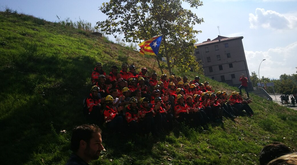 bombers al carrer Miquel Martí i Pol després de la manifestació del matí del 3 d'octubre davant la caserna de la Guàrdia Civil de Manresa