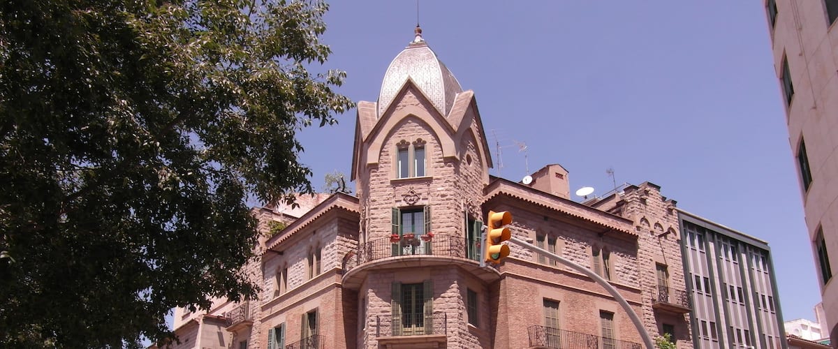 Casa de Cultura de la Caixa de Pensions, situada en la cruïlla dels carrers d'Àngel Guimerà i la muralla del Carme.