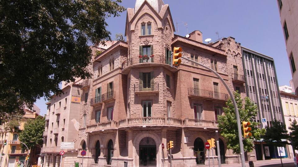 Casa de Cultura de la Caixa de Pensions, situada en la cruïlla dels carrers d'Àngel Guimerà i la muralla del Carme.