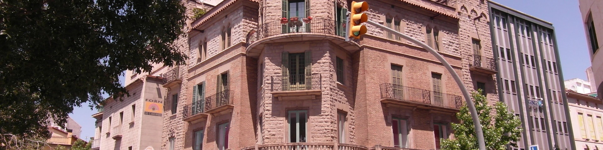 Casa de Cultura de la Caixa de Pensions, situada en la cruïlla dels carrers d'Àngel Guimerà i la muralla del Carme.