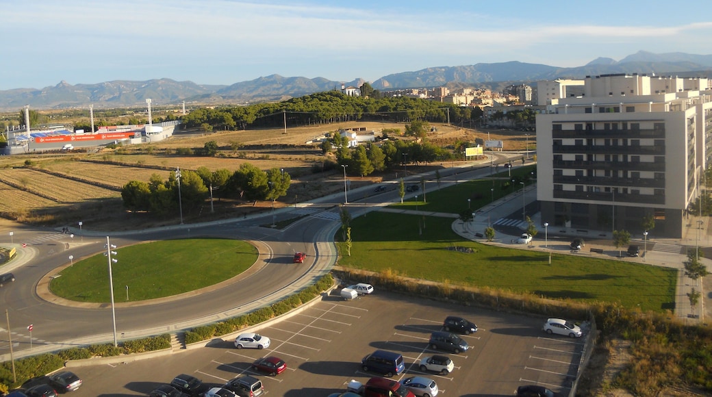 Vista de Huesca y estadio del Alcoraz .