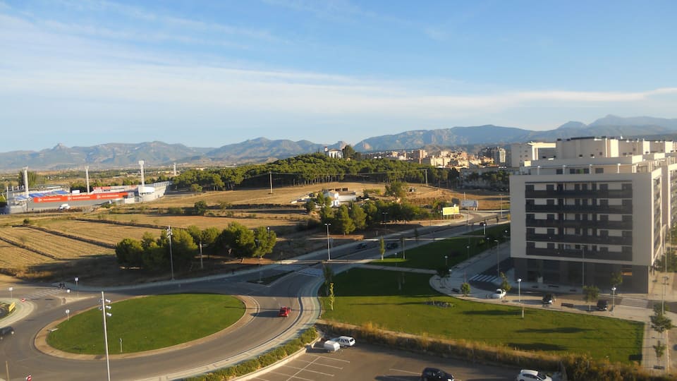 Vista de Huesca y estadio del Alcoraz .