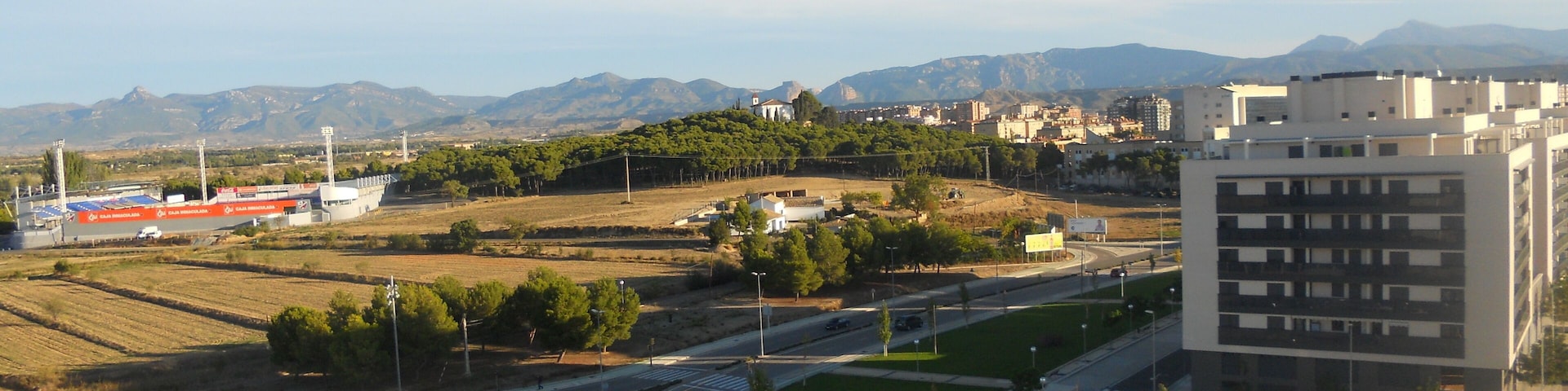 Vista de Huesca y estadio del Alcoraz .