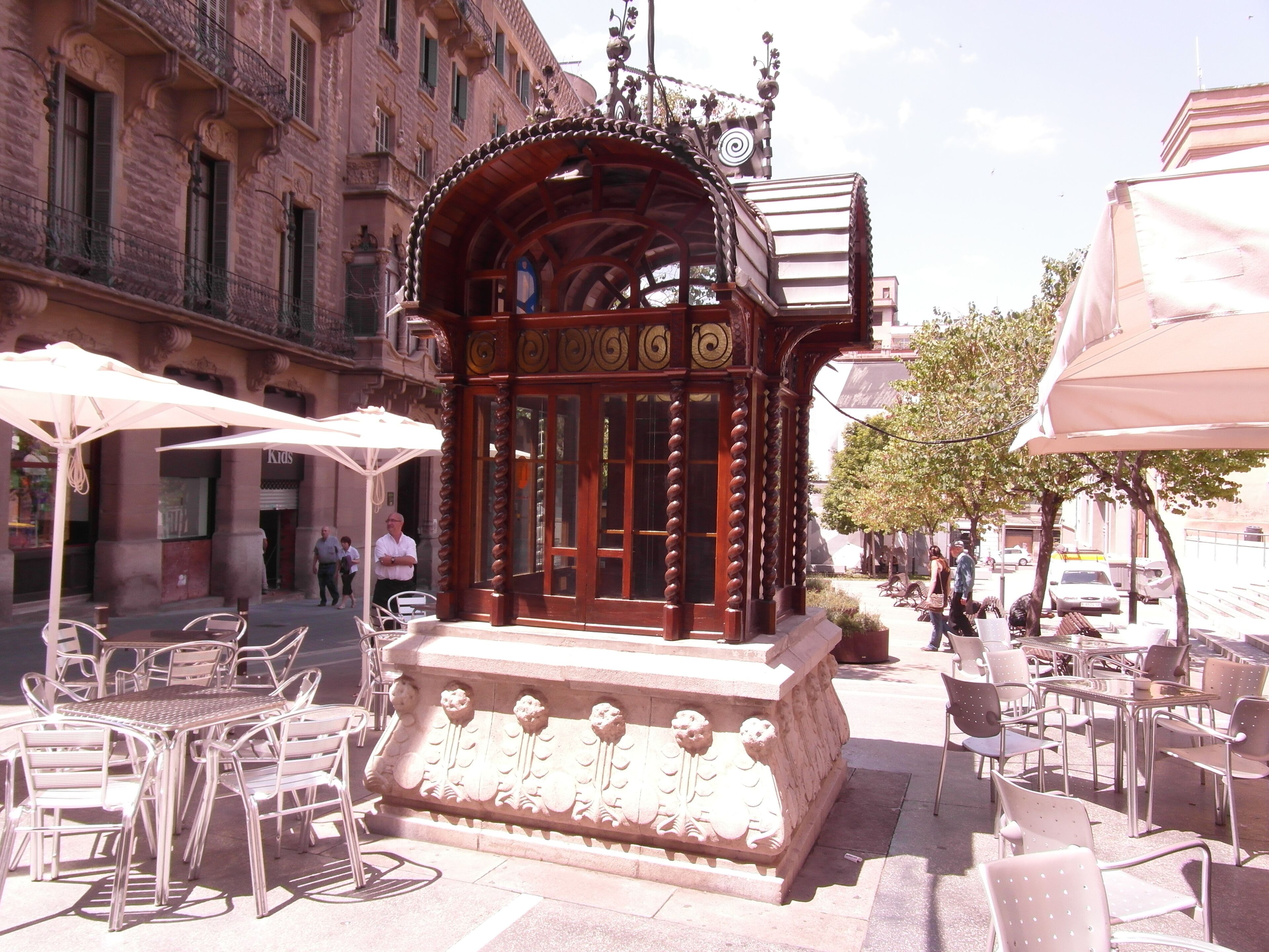 El quiosc modernista de l'Arpa, es troba situat a la Plaça Fius i Palà de Manresa.