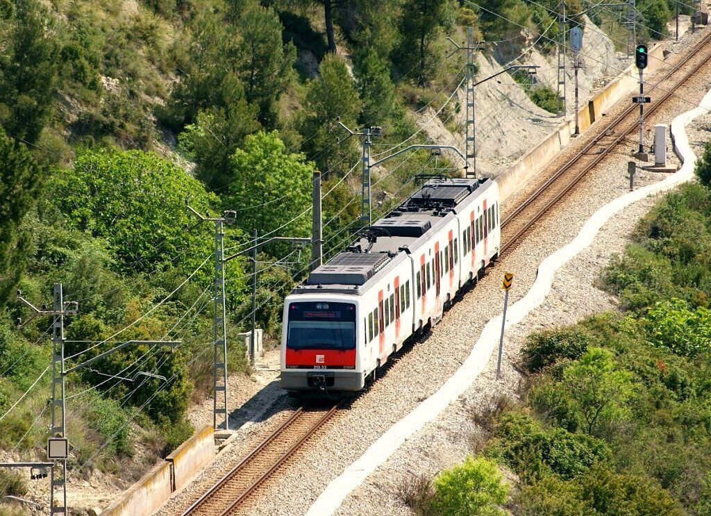 [CAT]: Unitat 213.33 realitzant un servei de la R5. [ES]: Unidad 213.33 realizando un servicio de la R5.