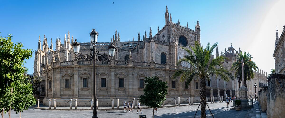 Une cathédrale historique à l’architecture gothique remarquable, caractérisée par des arcs brisés et des sculptures en pierre complexes.