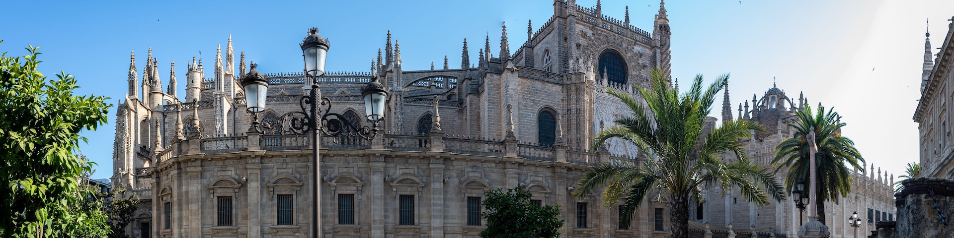 Uma catedral histórica com arquitetura gótica detalhada, incluindo arcos ogivais e trabalho em pedra ornamentado.