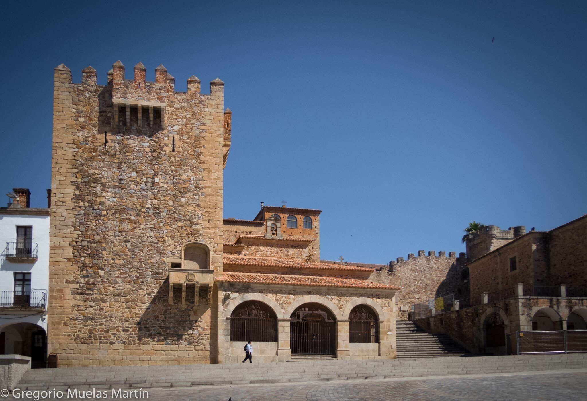 Torre de Bujaco y ermita de La Paz, situadas en la plaza Mayor de Cáceres