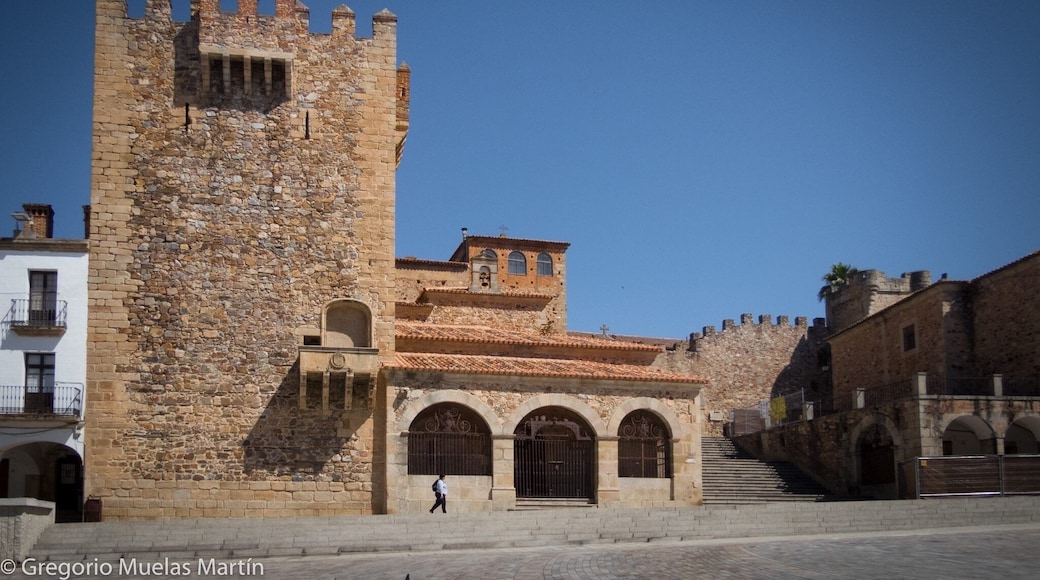 Torre de Bujaco y ermita de La Paz, situadas en la plaza Mayor de Cáceres