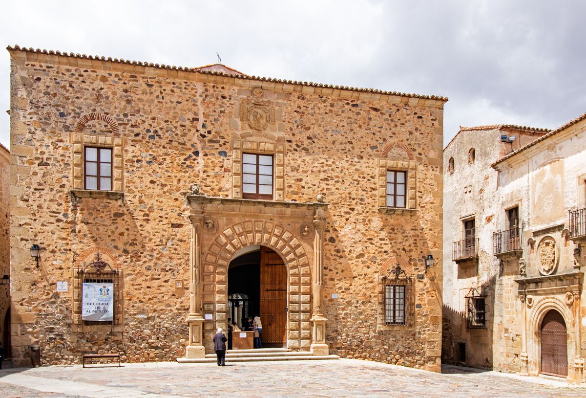 The episcopal palace, which stands on Plaza de la Santa Maria opposite the cathedral.