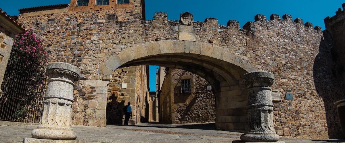 Arco de la estrella de Cáceres.
El Arco de la Estrella es la principal puerta de entrada al recinto amurallado desde el siglo XV, siendo la más conocida de la ciudad medieval de Cáceres.
Situado al lado de la torre de Bujaco, se abrió en el siglo XV en el mismo punto donde había una portezuela para permitir el paso de los carruajes desde la Plaza Mayor, por entonces la muralla había perdido gran parte de su naturaleza defensiva. Entonces se llamó, por motivos obvios, puerta Nueva. Ante ella juraron los fueros y privilegios de la ciudad, otorgados siglos antes por Alfonso IX, los Reyes Católicos, Isabel el 30 de junio de 1477 y Fernando el 27 de febrero de 1478.
Fuente: Wikipedia