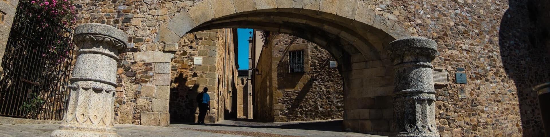 Arco de la estrella de Cáceres.
El Arco de la Estrella es la principal puerta de entrada al recinto amurallado desde el siglo XV, siendo la más conocida de la ciudad medieval de Cáceres.
Situado al lado de la torre de Bujaco, se abrió en el siglo XV en el mismo punto donde había una portezuela para permitir el paso de los carruajes desde la Plaza Mayor, por entonces la muralla había perdido gran parte de su naturaleza defensiva. Entonces se llamó, por motivos obvios, puerta Nueva. Ante ella juraron los fueros y privilegios de la ciudad, otorgados siglos antes por Alfonso IX, los Reyes Católicos, Isabel el 30 de junio de 1477 y Fernando el 27 de febrero de 1478.
Fuente: Wikipedia