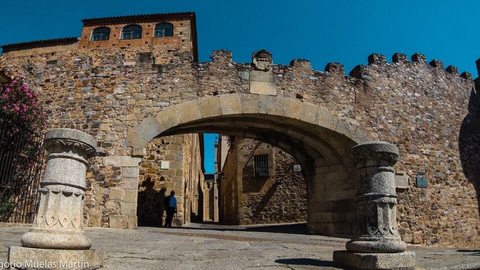 Arco de la estrella de Cáceres.
El Arco de la Estrella es la principal puerta de entrada al recinto amurallado desde el siglo XV, siendo la más conocida de la ciudad medieval de Cáceres.
Situado al lado de la torre de Bujaco, se abrió en el siglo XV en el mismo punto donde había una portezuela para permitir el paso de los carruajes desde la Plaza Mayor, por entonces la muralla había perdido gran parte de su naturaleza defensiva. Entonces se llamó, por motivos obvios, puerta Nueva. Ante ella juraron los fueros y privilegios de la ciudad, otorgados siglos antes por Alfonso IX, los Reyes Católicos, Isabel el 30 de junio de 1477 y Fernando el 27 de febrero de 1478.
Fuente: Wikipedia