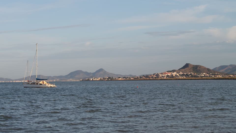 Spanien, Los Alcázares - Blick über das Mar Menor in östlicher Richtung (auf die Insel Isl del Barrón)