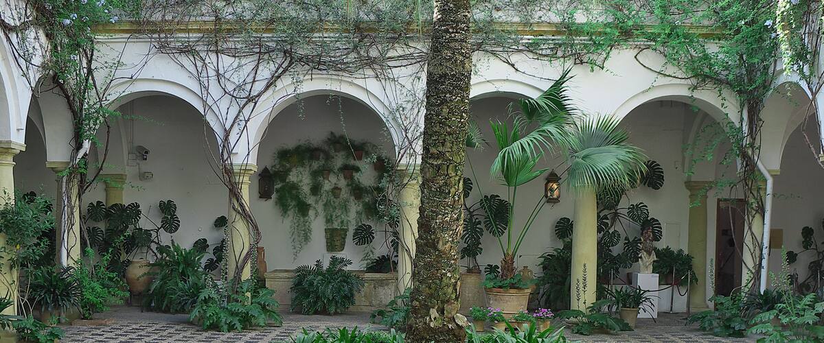 Don Gómez Suarez de Figueroa-Córdoba y Villaseca, compra unas casas (ca. 1560) en Córdoba para establecer su residencia.