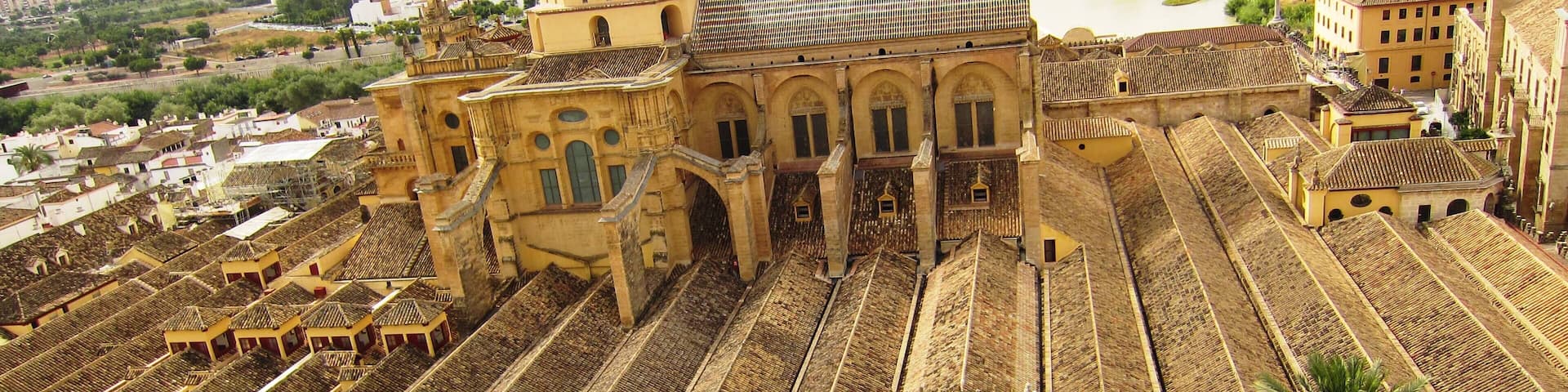 Erst von oben eröffnet sich das wahre Ausmaß der Mezquita.