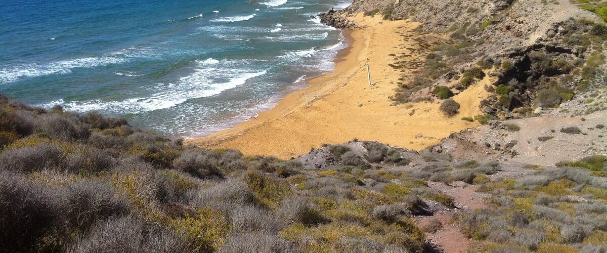 Vista elevada de la playa Parreño - Cartagena, España.