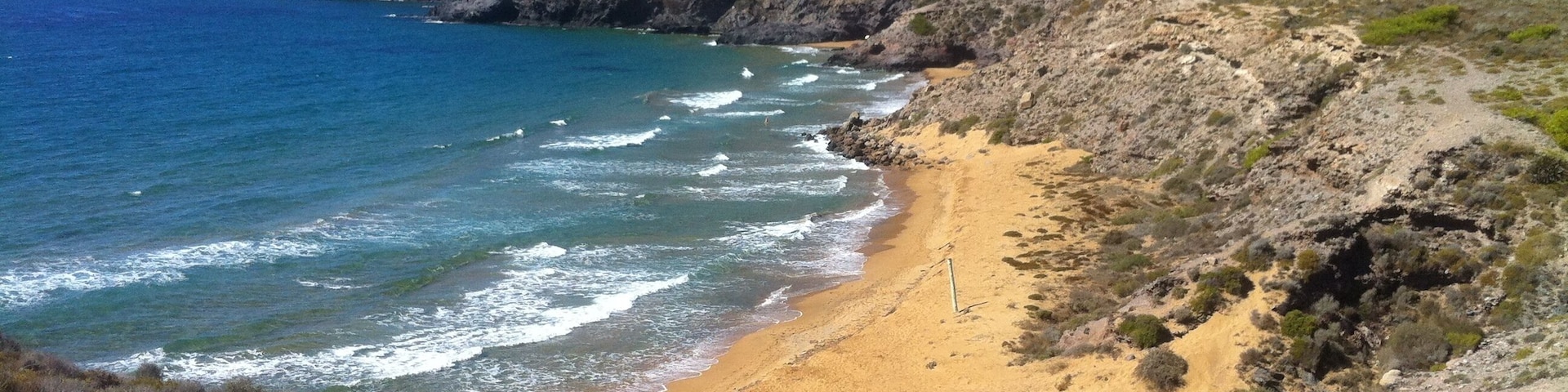 Vista elevada de la playa Parreño - Cartagena, España.