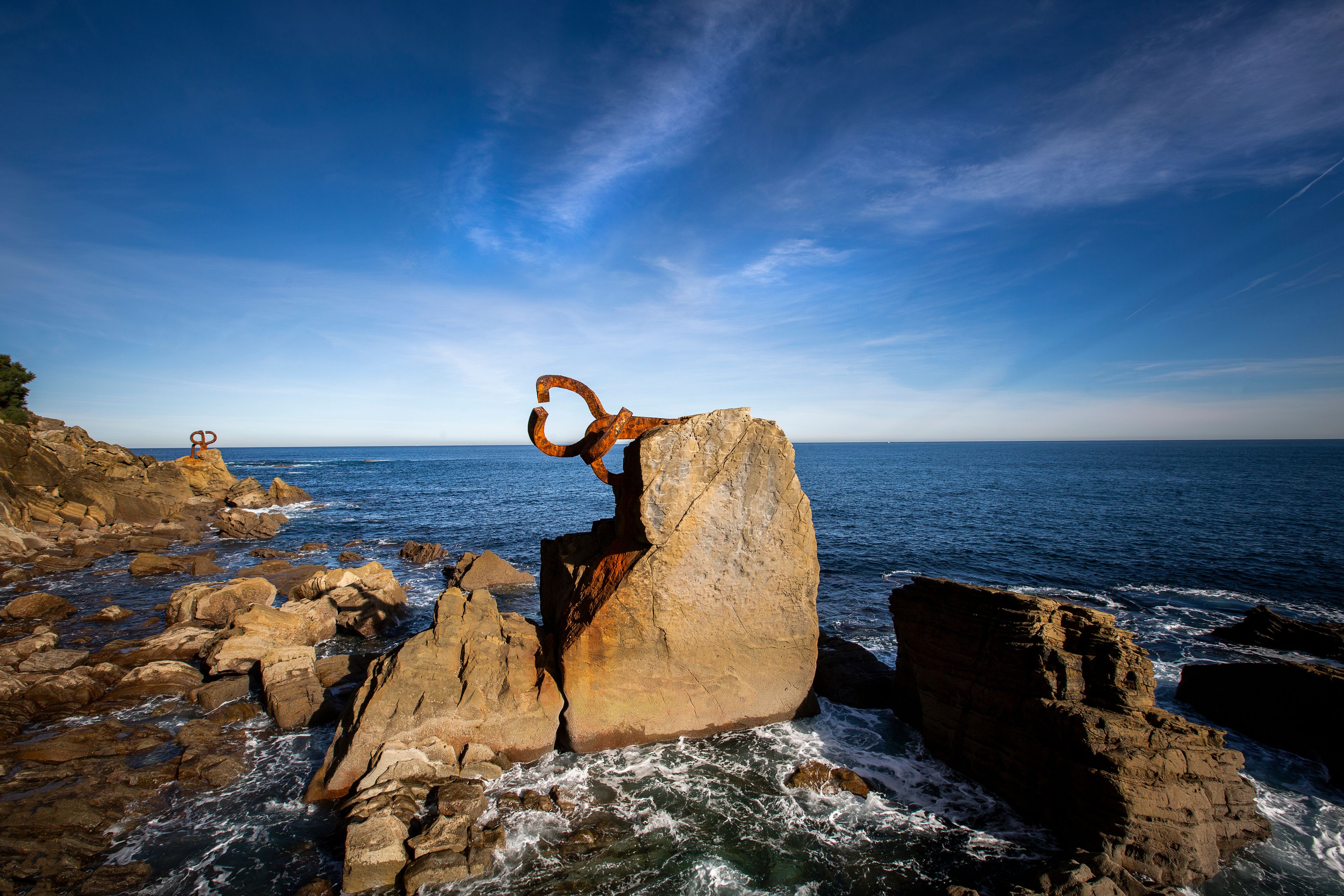 Eine Küstenlandschaft mit großen Felsen und dem Meer.