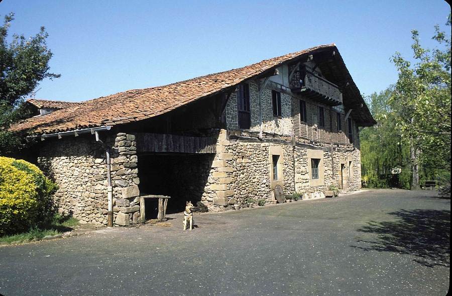 Aliri baserria Zubietan.