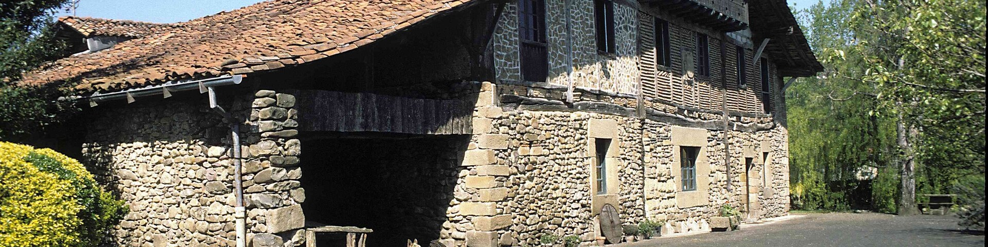 Aliri baserria Zubietan.