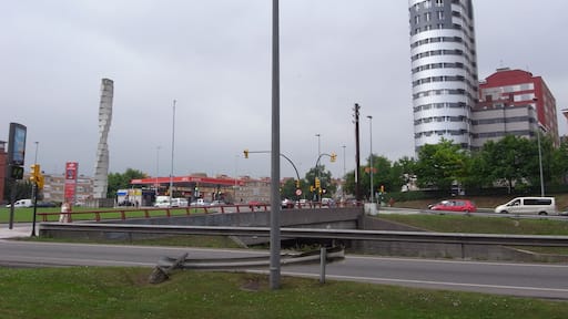 La rotonda de Foro con la escultura "Obelisco" de Joaquín Rubio Camín