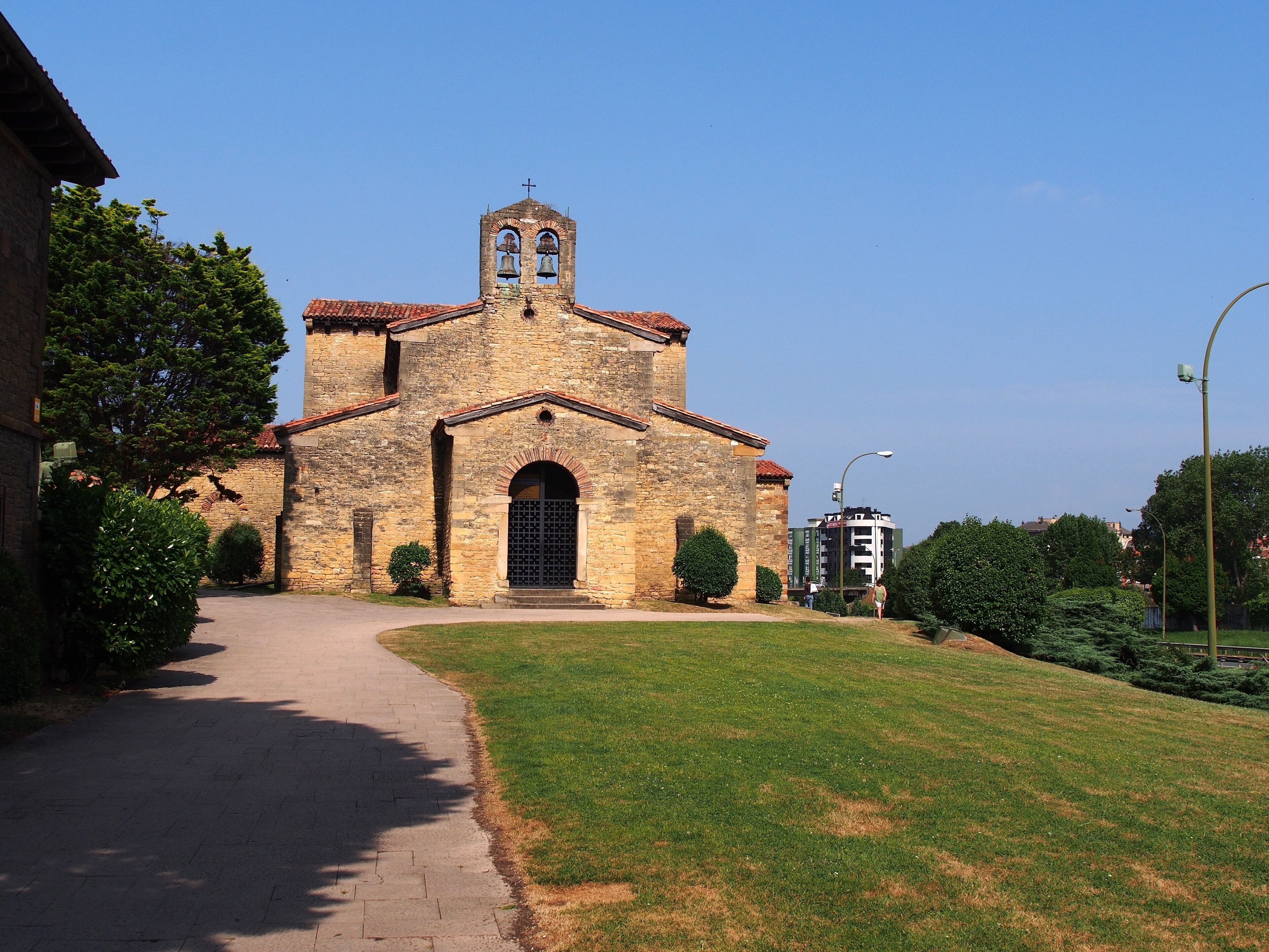 San Julián de los Prados Church - 2013.07