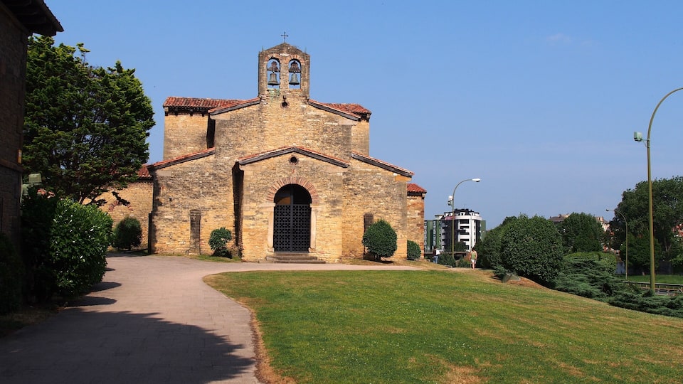 San Julián de los Prados Church - 2013.07