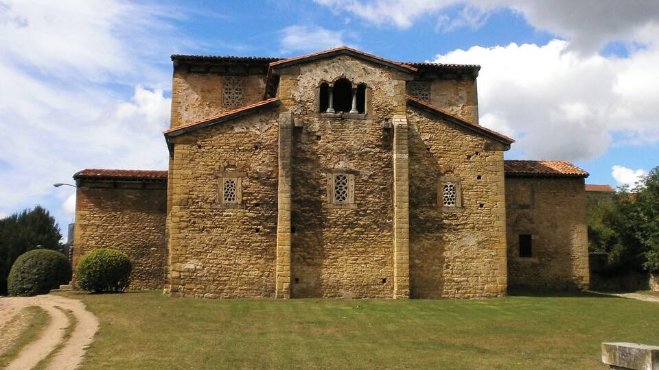 Iglesia de San Julián de los Prados vista desde el este.