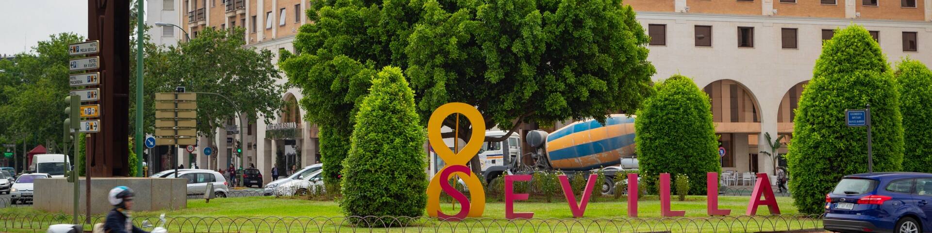 Distrito San Pablo-Santa Justa which includes signage and a garden
