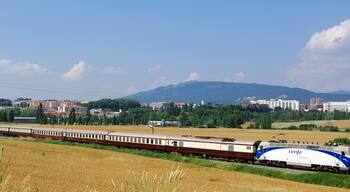 Sabía que era bonito, pero no tanto. Hoy como un reloj suizo marchaba el fantástico tren turístico Al-Andalus por tierras navarras, a las 16:55 salía de Pamplona con destino Tafalla y alrededor de las 17:00 pasaba a buena marcha por Etxabakoitz, justo a la salida del apeadero