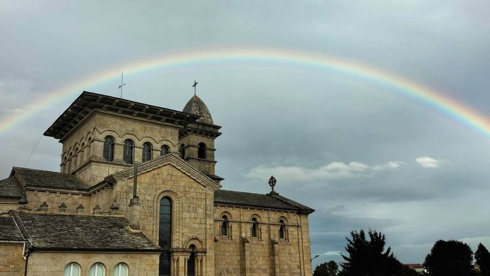 Arco iris sobre la iglesia de Guitiriz, Galicia